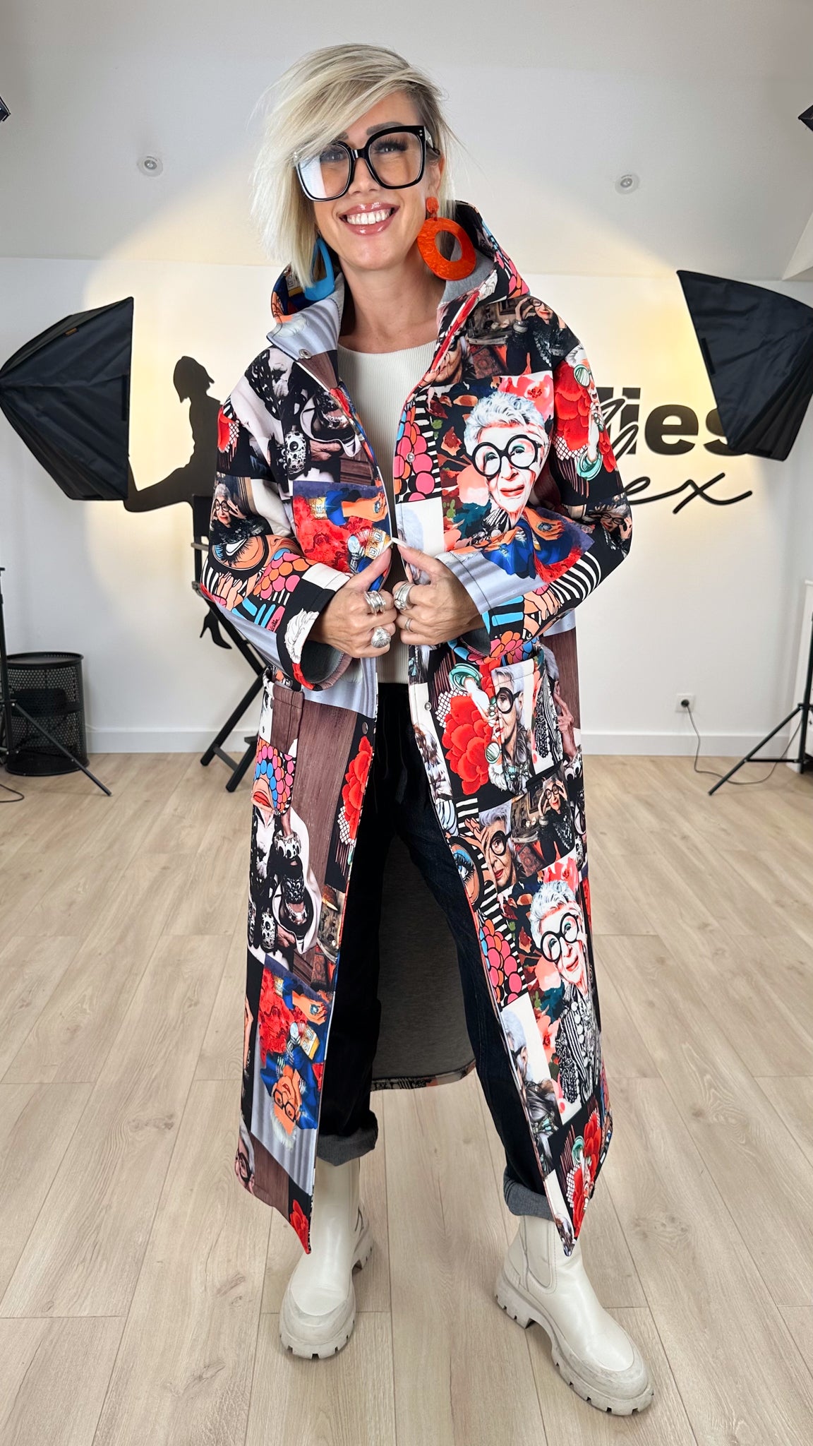 Image of doudoune_iris_néopréne_femme_iris_patchwork_colorées_originale_capuche_hiver_chaud_tendance_confort_fantaisie_apfel_américaine_excentrique_icone