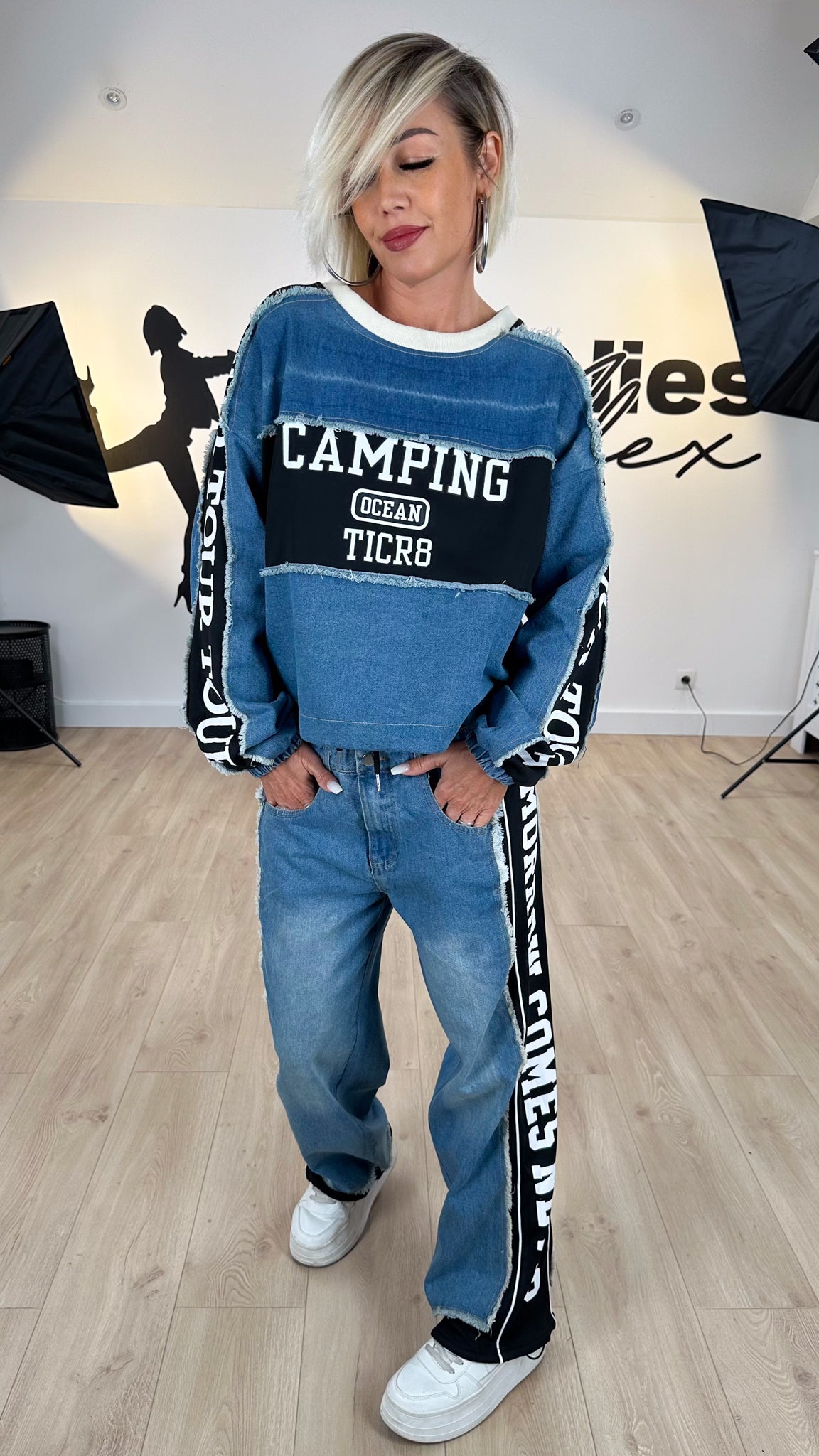 ensemnle_jogging_femme_streetwear_mode_urbaine_fashion_sportwear_chic_jean_bimatiére_graphiques_looks_street_fun_fashion