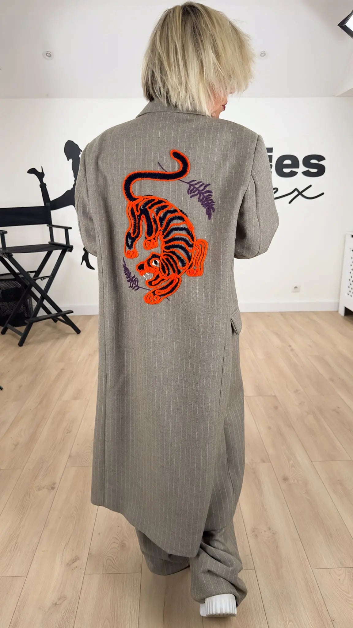 Image of vêtements_femme_mode_prêt-à-porter_boutique_tendance_mode_fashion_nouvelle_collection_nouveautés_look_tenue_style_chic_casual_élégante_fashion_qualité_tshirt_robe_short_blouson_veste_panatalon_top_blouse_pull_pois_jupe_salopette_denim_patch_hussard_officier_napoleon_mandarin_quedepie_jean_jeans_jogging_sport