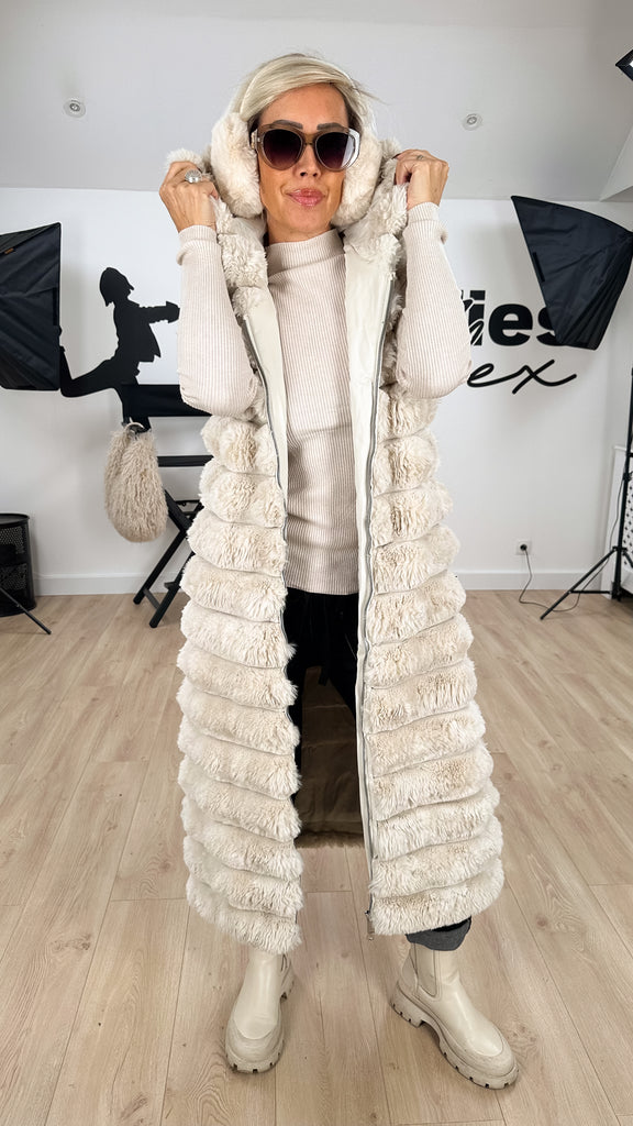 gilet_veste_manteau_sans_manche_sophistiqué_femme_fourrure_fausse_effet_wavy_élégante_moderne_chic_fashion_hiver_chaud