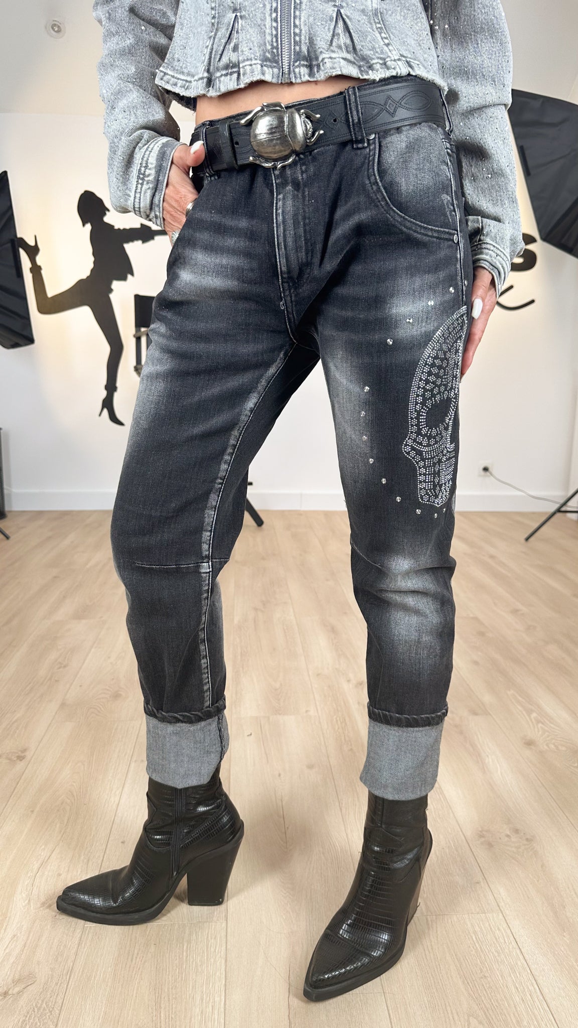 jean_femme_boyfriend_noir_délavé_tête_de_mort_strass