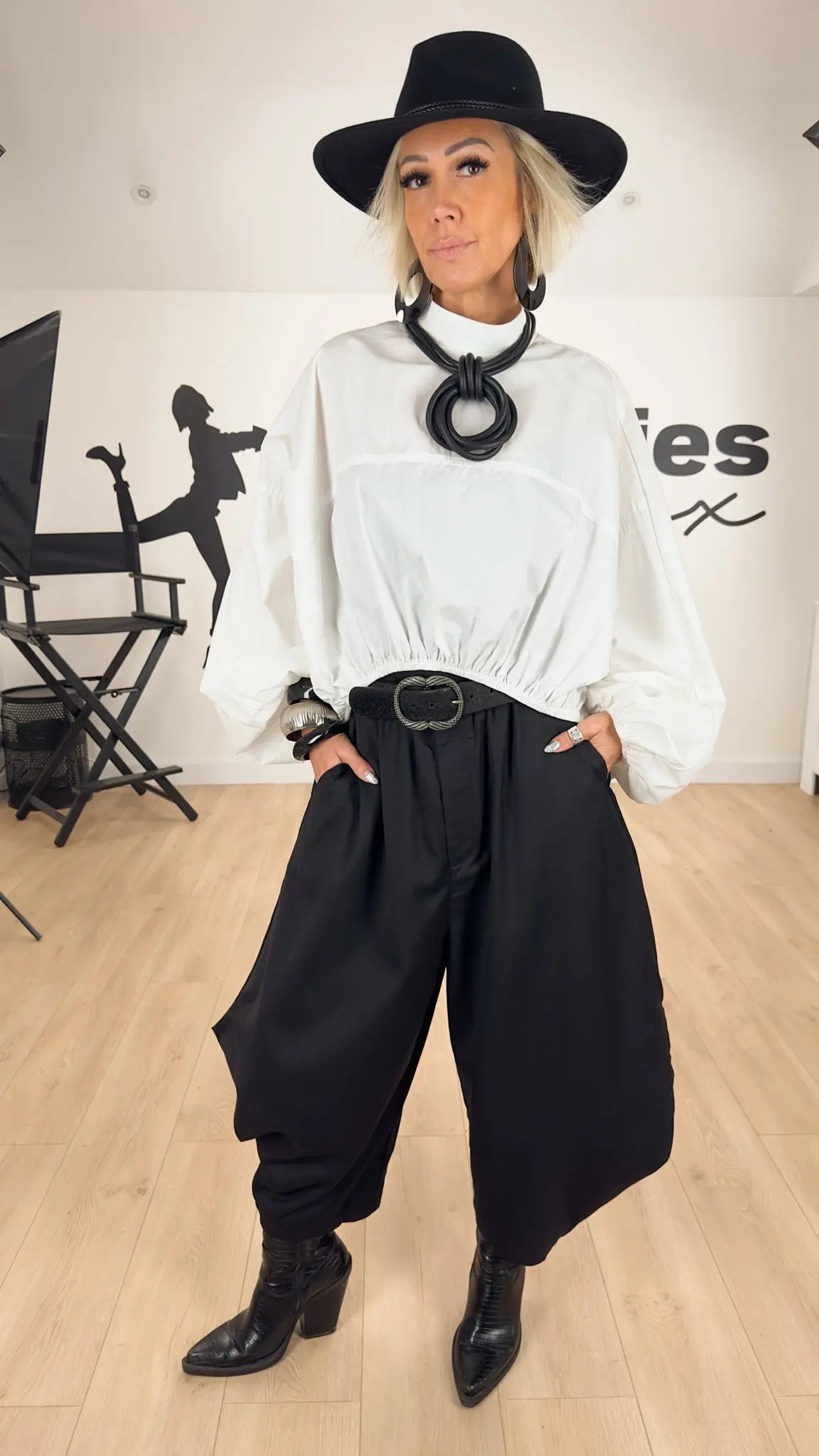 Image of vêtements_femme_mode_prêt-à-porter_boutique_tendance_mode_fashion_nouvelle_collection_nouveautés_look_tenue_style_chic_casual_élégante_fashion_qualité_tshirt_robe_short_blouson_veste_panatalon_top_blouse_pull_pois_jupe_salopette_denim_patch_hussard_officier_napoleon_mandarin_quedepie_jean_jeans_jogging_sport