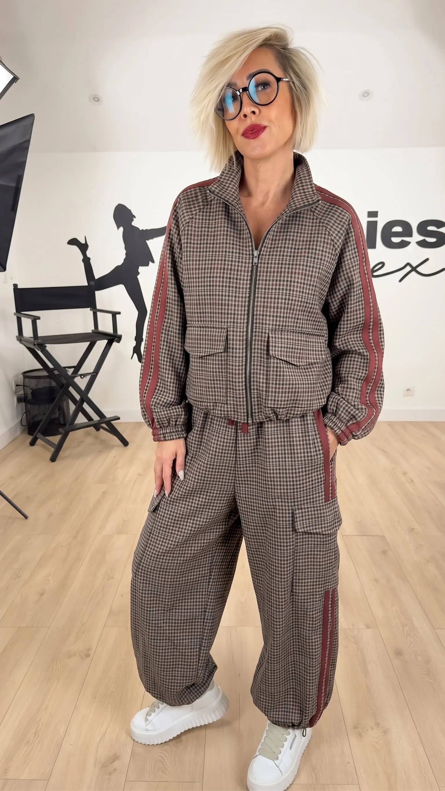 Image of vêtements_femme_mode_prêt-à-porter_boutique_tendance_mode_fashion_nouvelle_collection_nouveautés_look_tenue_style_chic_casual_élégante_fashion_qualité_tshirt_robe_short_blouson_veste_panatalon_top_blouse_pull_pois_jupe_salopette_denim_patch_hussard_officier_napoleon_mandarin_quedepie_jean_jeans_jogging_sport