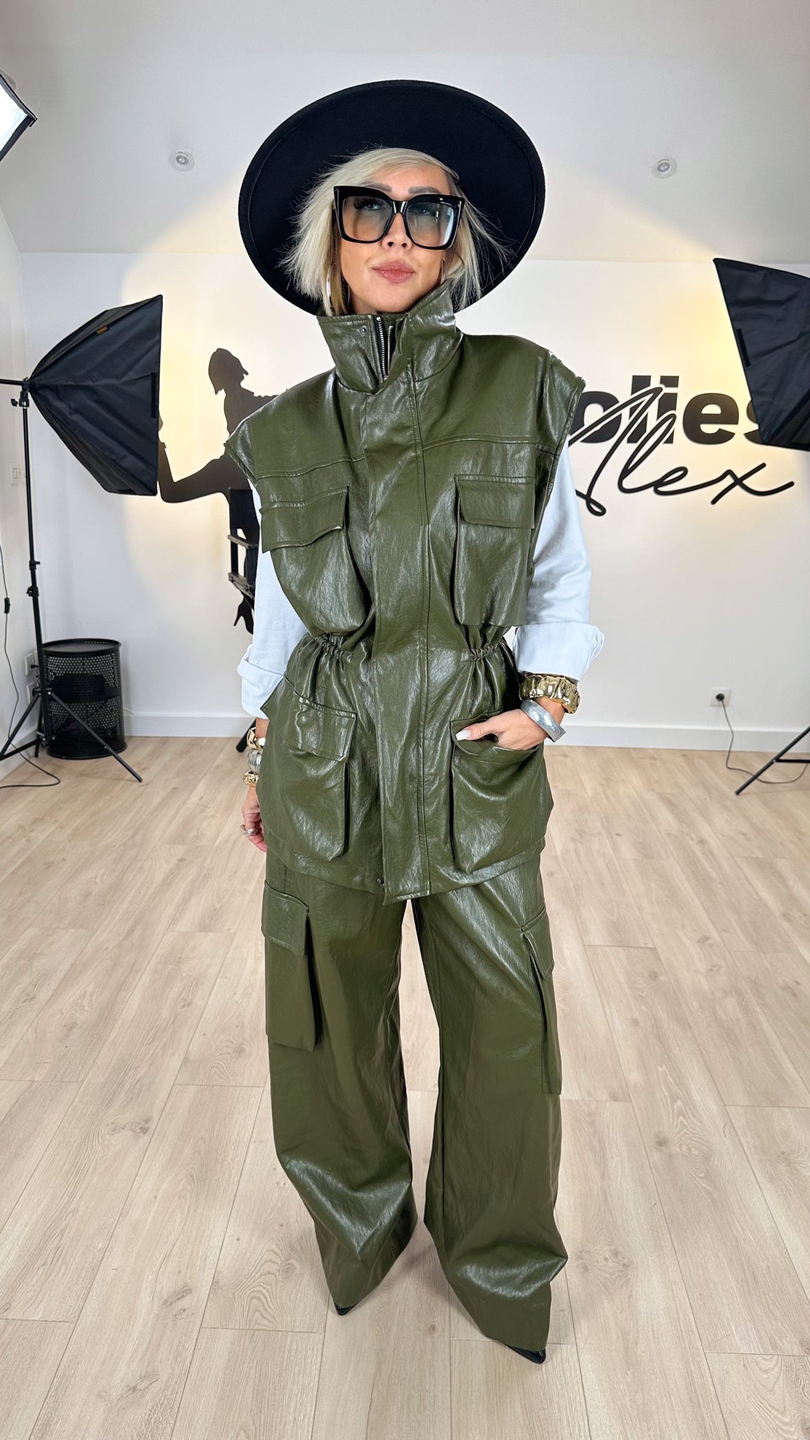 Image of pantalon_femme_marque_italienne_lumina_style_cargo_simili_qualité_confort_chic_design_élégant