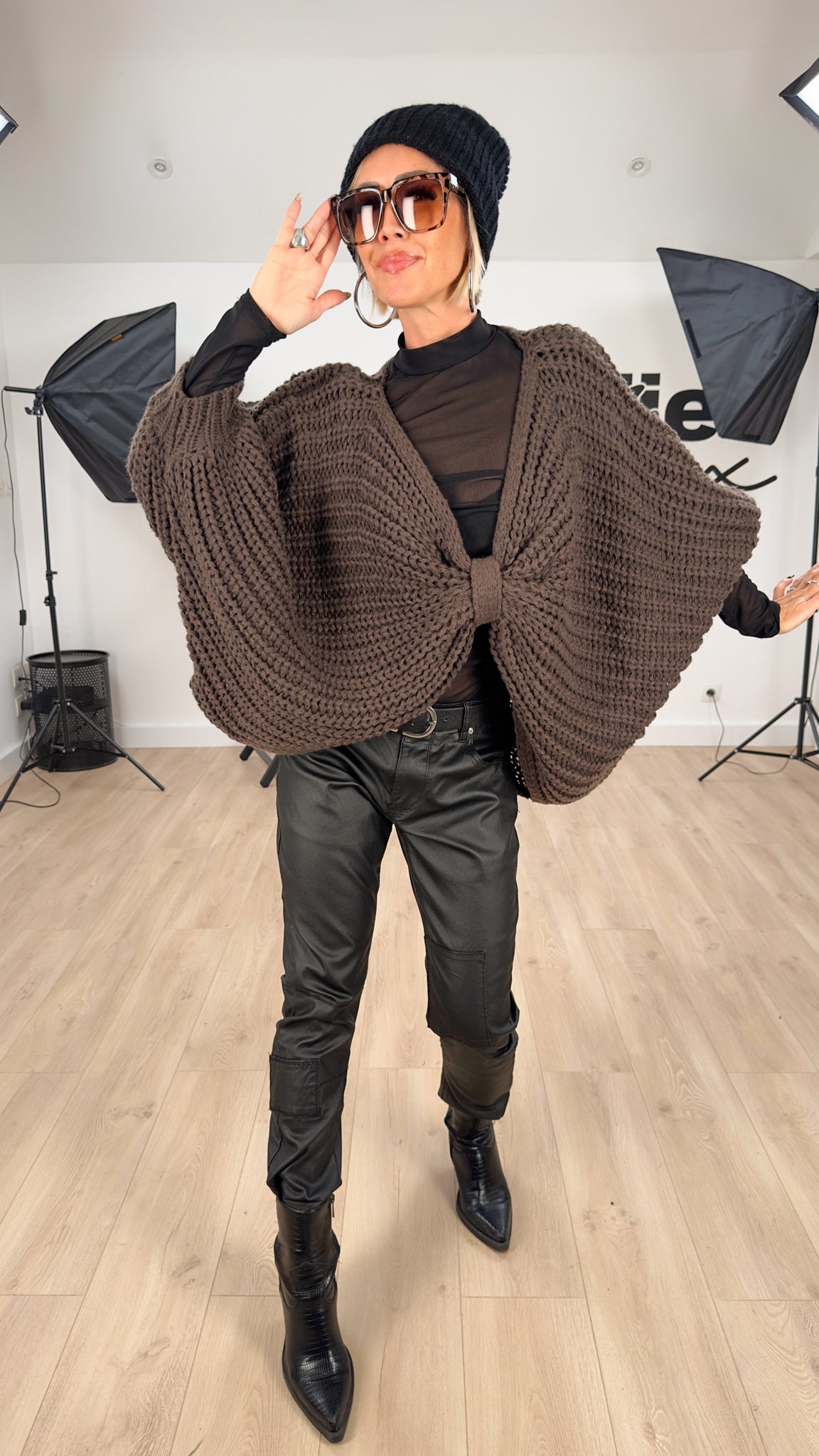 Image of pull_femme_noeud_modélable_design_tendance_hiver_mode_chic_moderne_chic_confortable_marron_noir_fashion