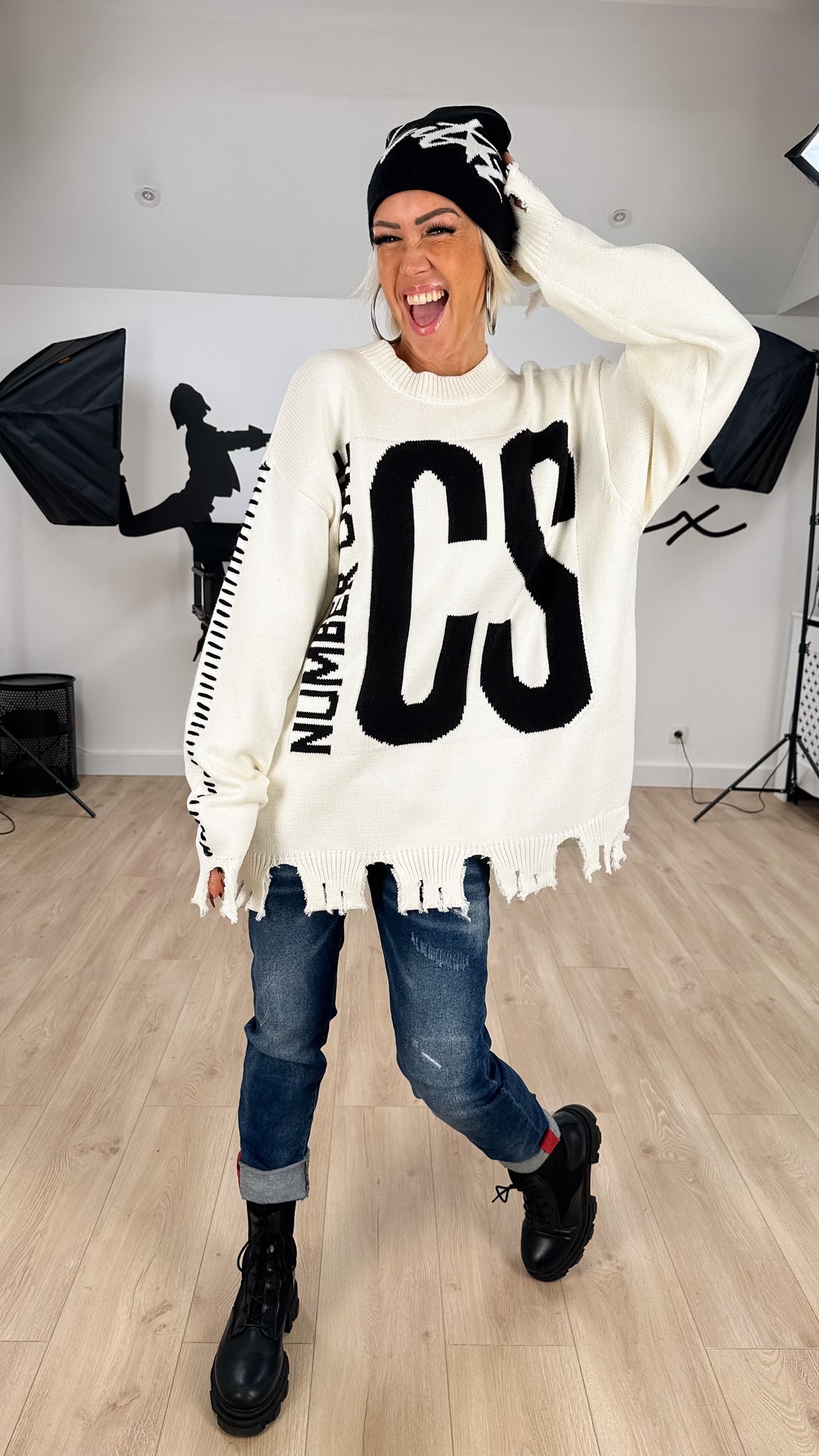 Image of pull_femme_long_stylé_street_dévoré_confortable_moderne_laine_fashion_mode_urbain