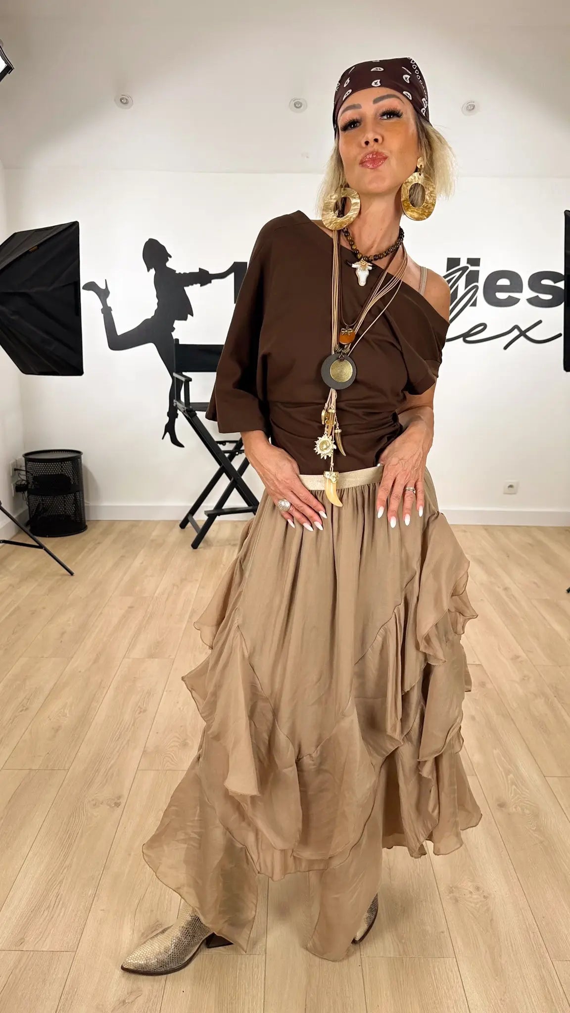 Image of jupe_femme_féminin_camel_fashion_mode_bohème_chic_asymétrique_légère_élégante_taille_élastique_viscose