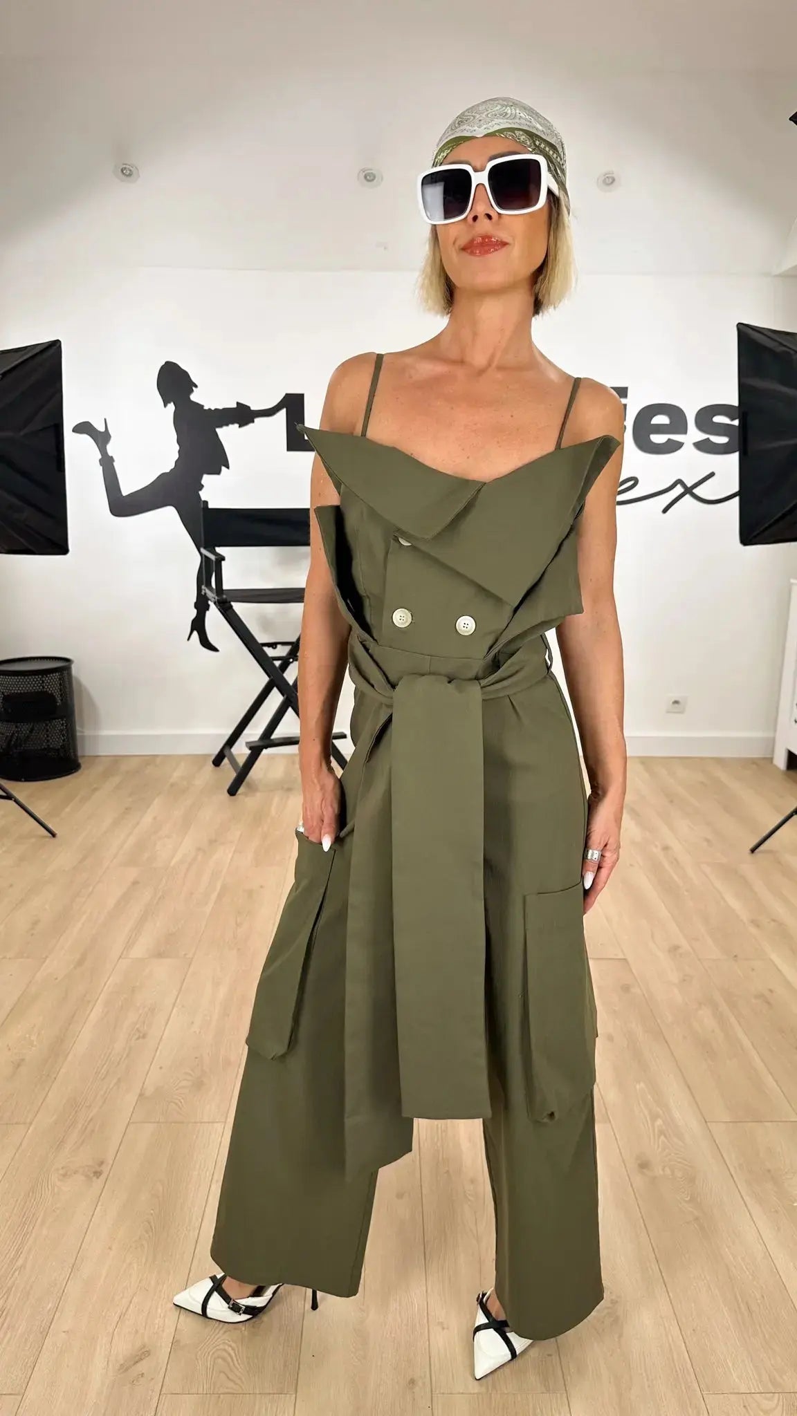 Image of salopette_femme_féminin_fashion_mode_élégante_italienne_lumina_stretch_kaki_coupe_large_moderne_busrier_asymétrique_corolle_contemporain_viscose_cérémonie_mariage_communion