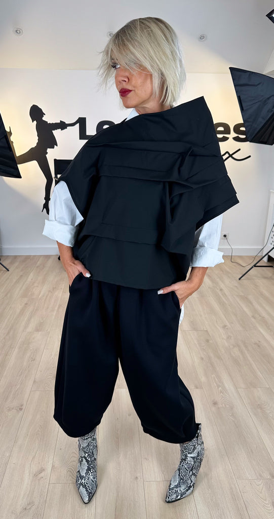 top_féminin_noir_haut_contemporin_mode_fashion_créatif_avant_garde_destructuré_artistique_wendy_trendy_frabrication_qualité_italienne