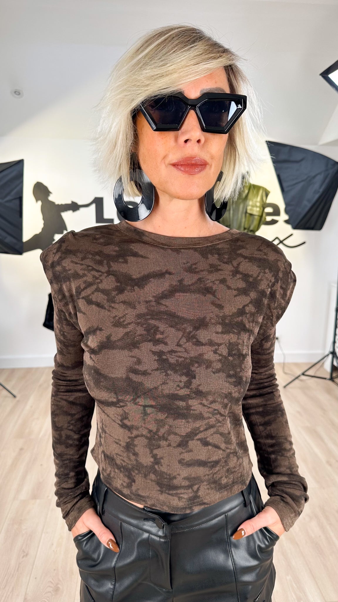 Image of top_féminin_court_marbré_stretch_épaulettes_chic_moderne_tendance_original