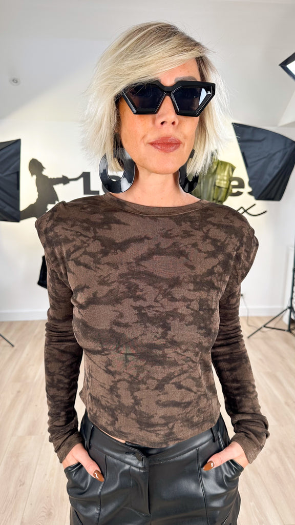 top_féminin_court_marbré_stretch_épaulettes_chic_moderne_tendance_original