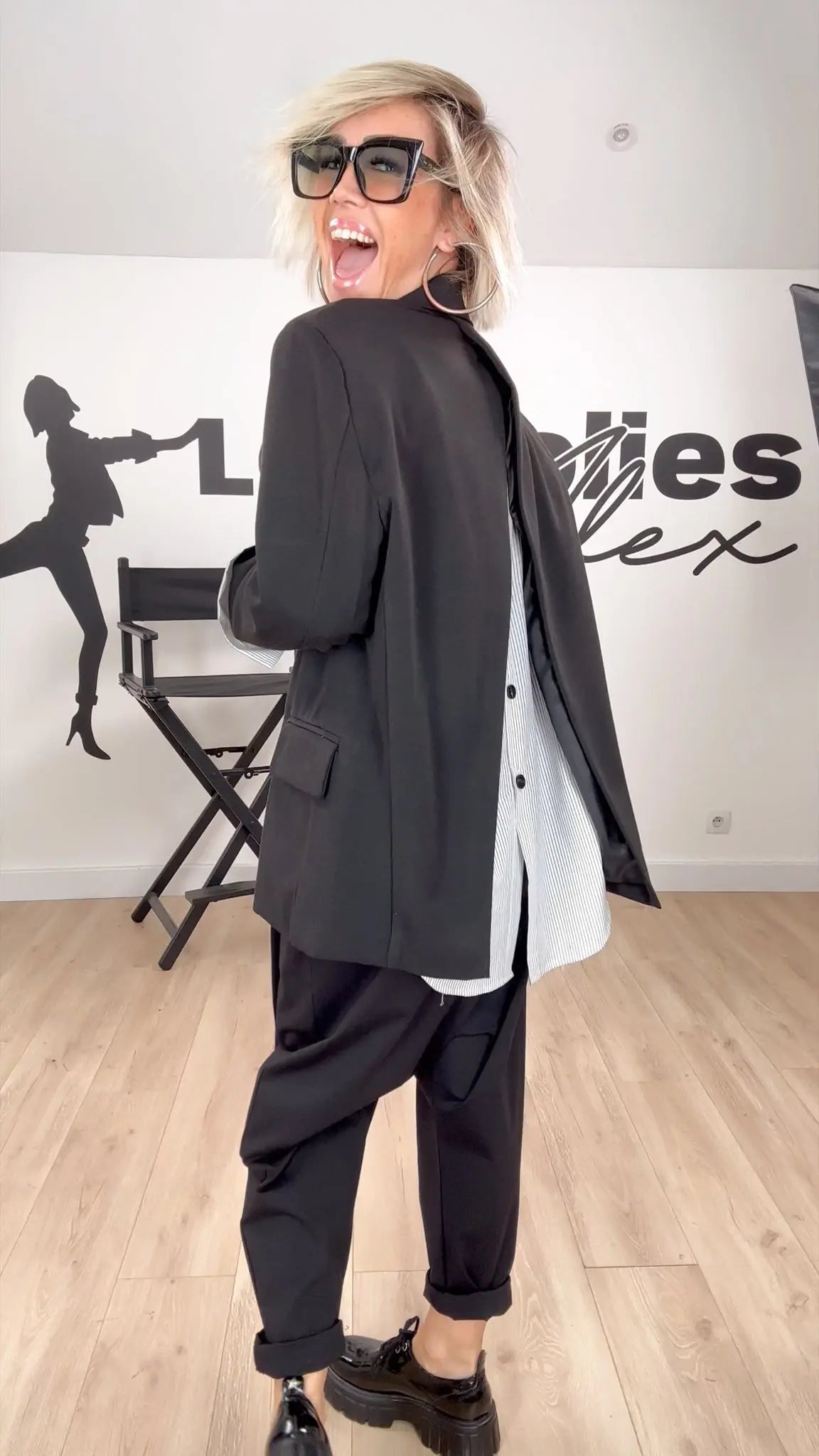 Image of vêtements_femme_mode_prêt-à-porter_boutique_tendance_mode_fashion_nouvelle_collection_nouveautés_look_tenue_style_chic_casual_élégante_fashion_qualité_tshirt_robe_short_blouson_veste_panatalon_top_blouse_pull_pois_jupe_salopette_denim_patch_hussard_officier_napoleon_mandarin_quedepie_jean_jeans_jogging_sport