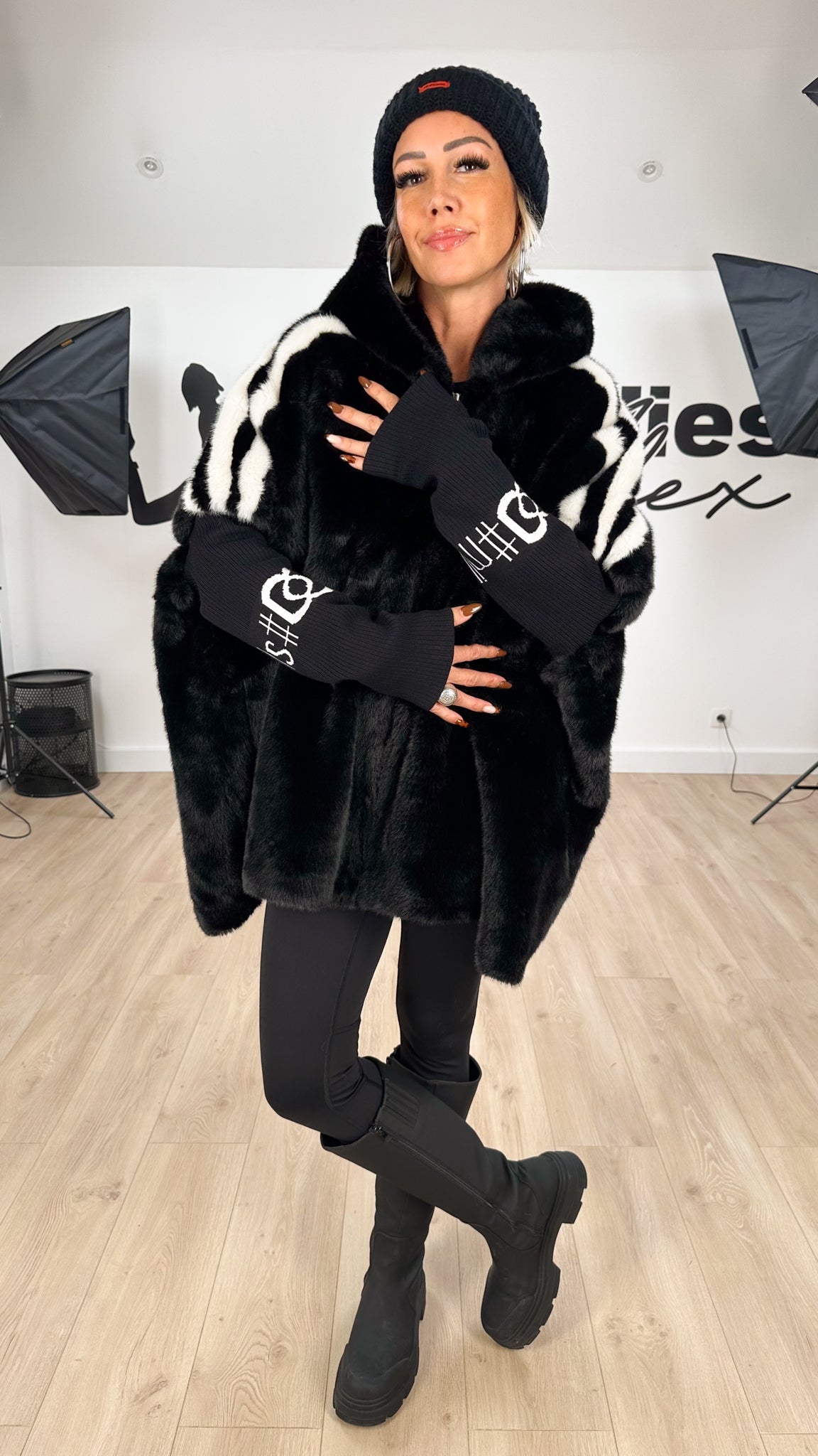 Image of veste_polaire_femme_fourrure_synthétique_chaude_hiver_manteau_doux_urbaine_cocooning_street_chic_capuche_mode_hiver_fashion_