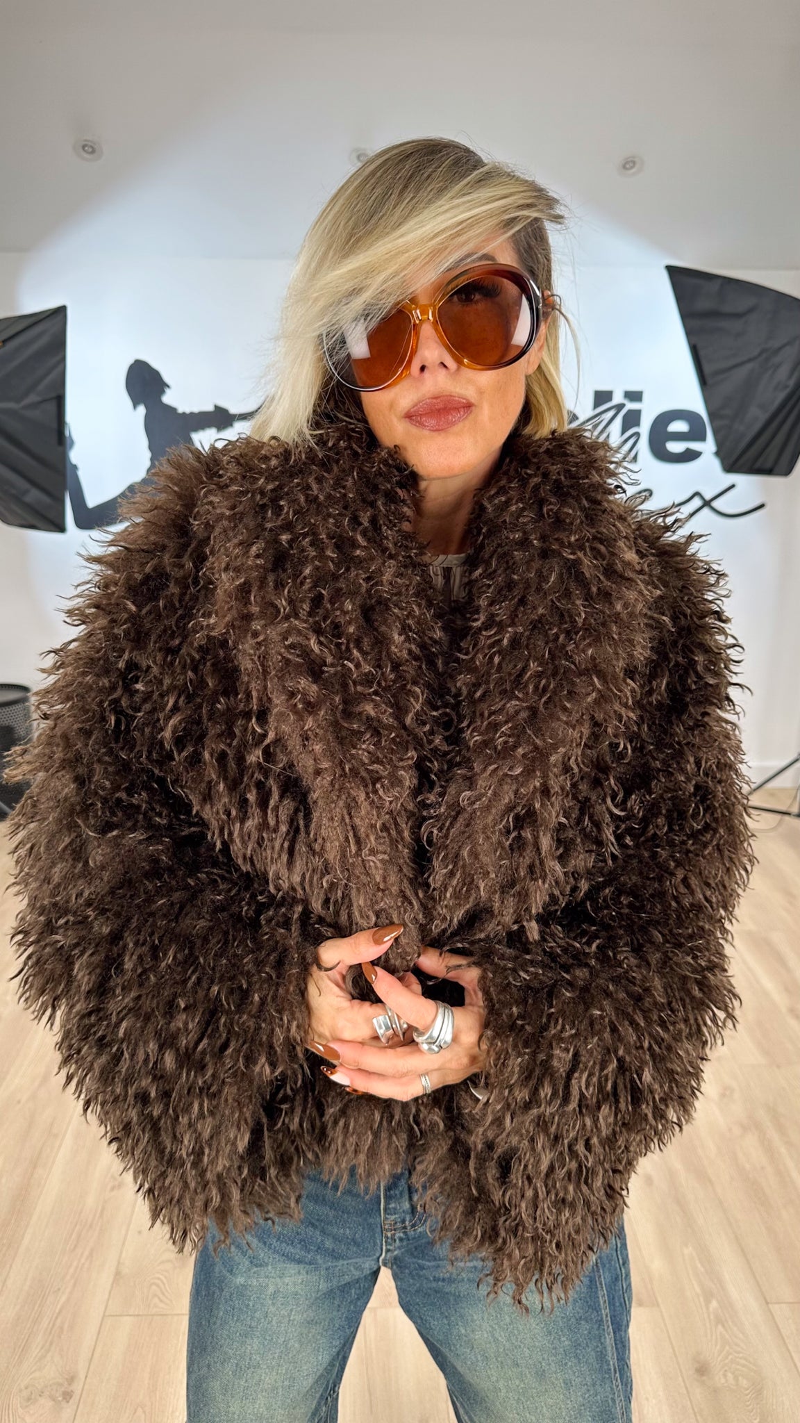 veste_fourrure_synthétique_femme_vintage_bohéme_chic_bouclette_douce_cocooning_rétro_élégant_haute_couture